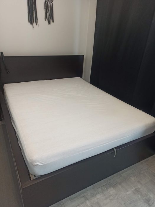 Łóżko Malm Ikea 160x200 ciemnobrązowy z pojemnikiem i materacami