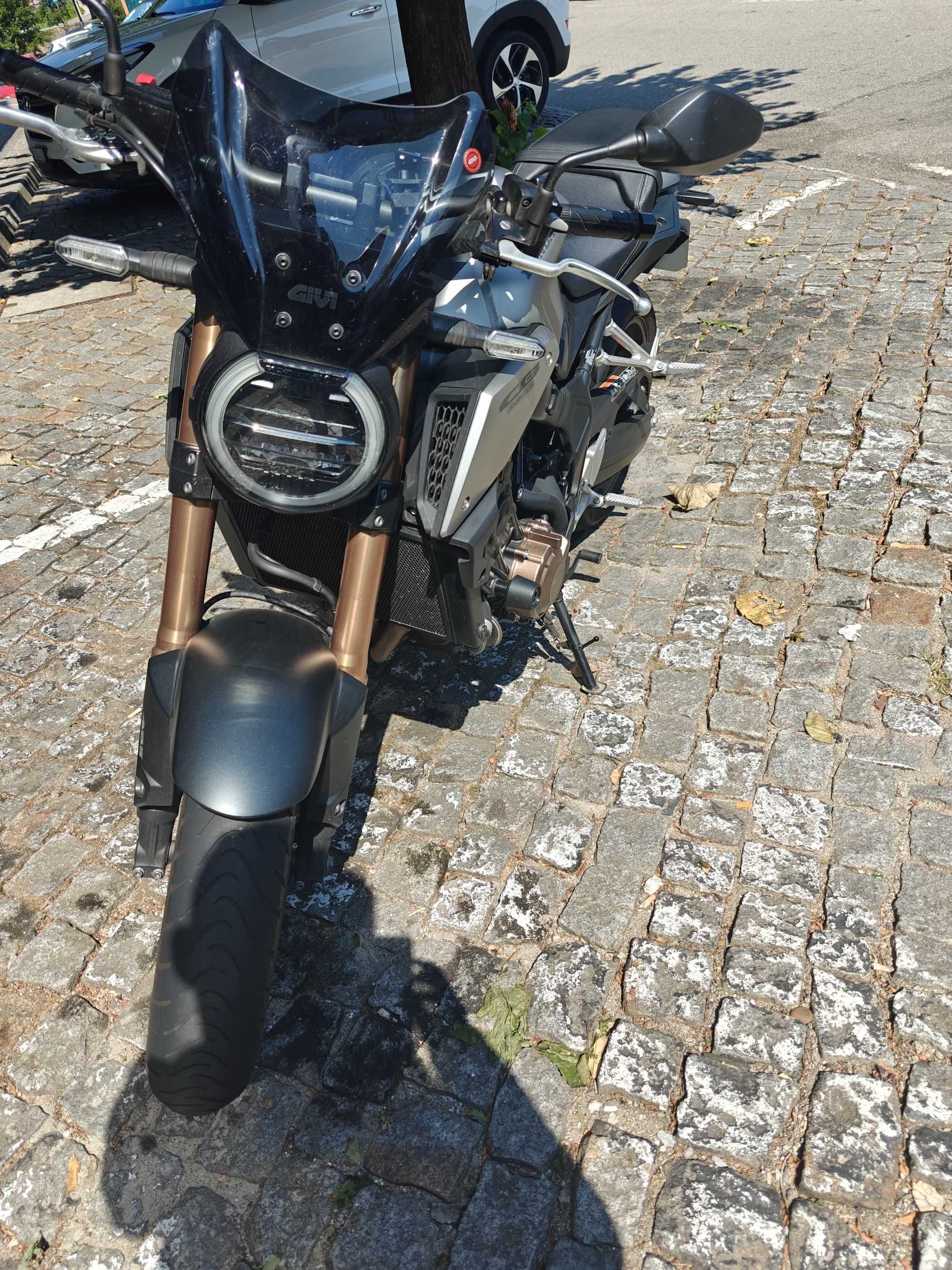 Honda CB650R com extras