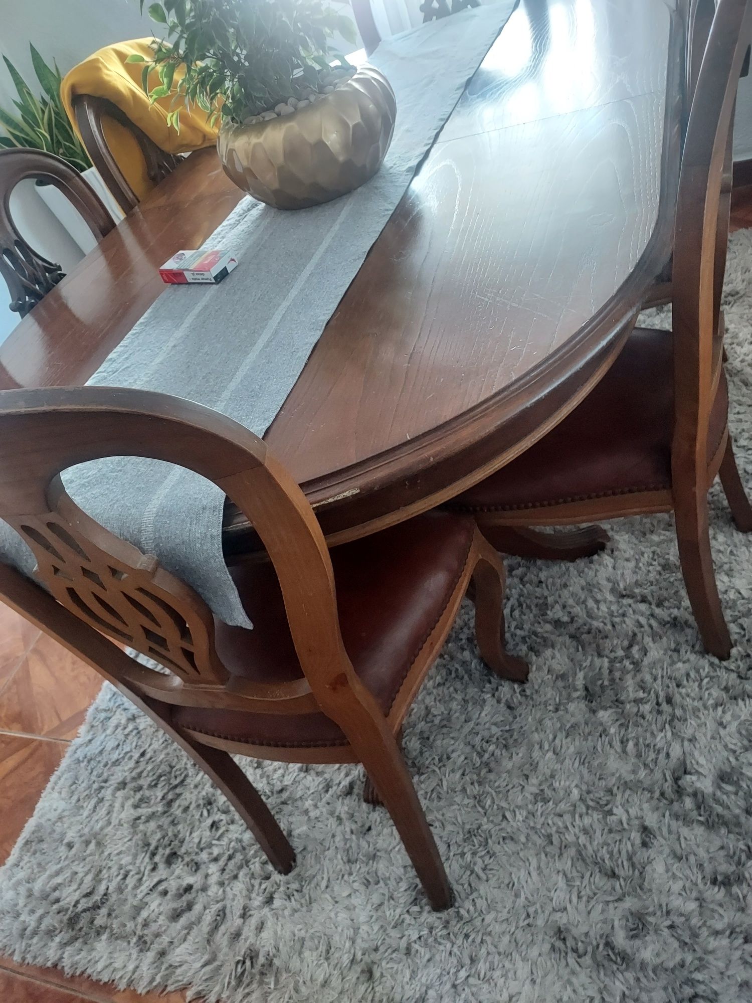 Mesa antiga com 6 cadeiras