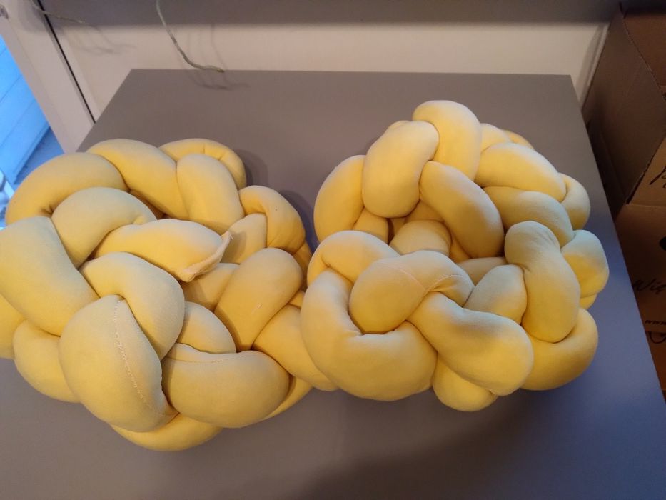 Poduszki precel, knot dekoracja