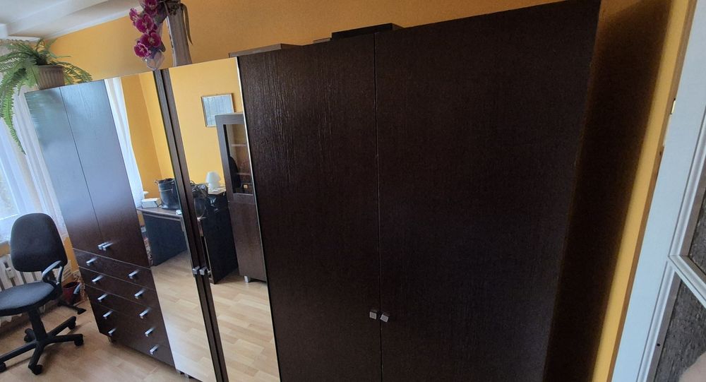 Szafa duża z lustrem i szufladami