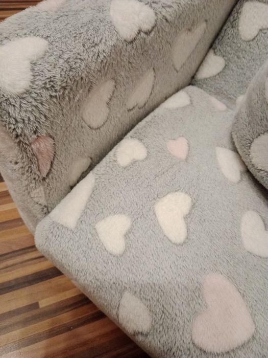 Mały, pluszowy fotel rozkładany dla dzieci.