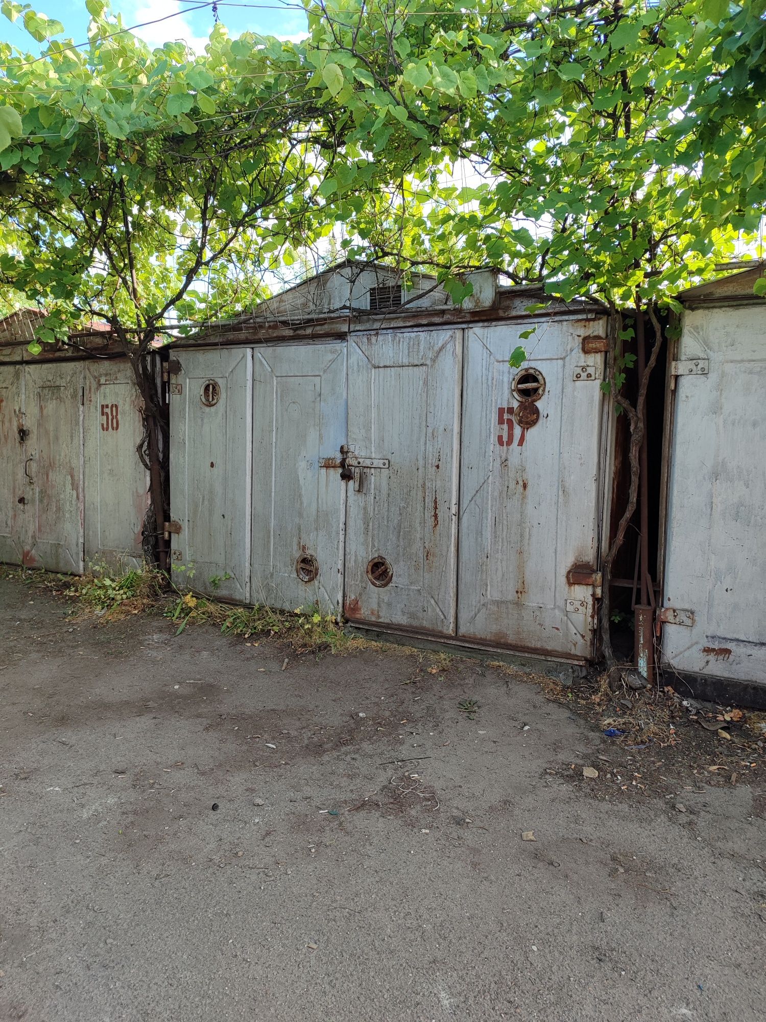 Продам гараж автокааператив 'Надія" р,н. Автори. вул,Будіндустріїді