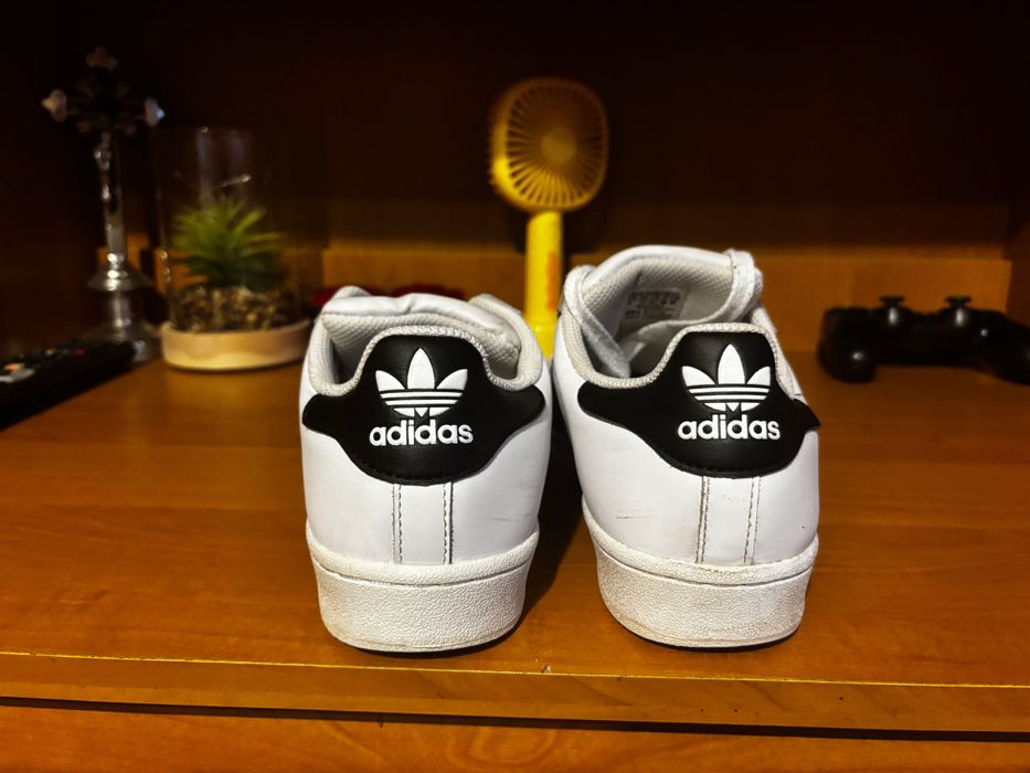 Adidas Superstar.