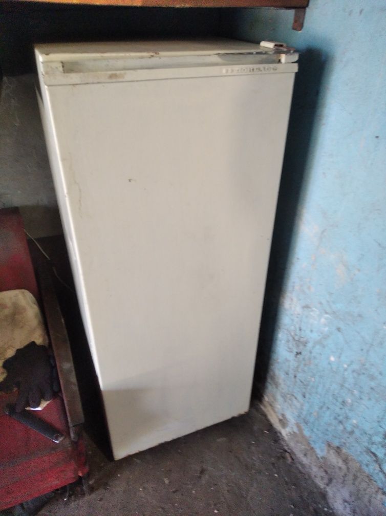 Продам 1 камерный холодильник Донбасс  145см высота белый,рабочий рабо