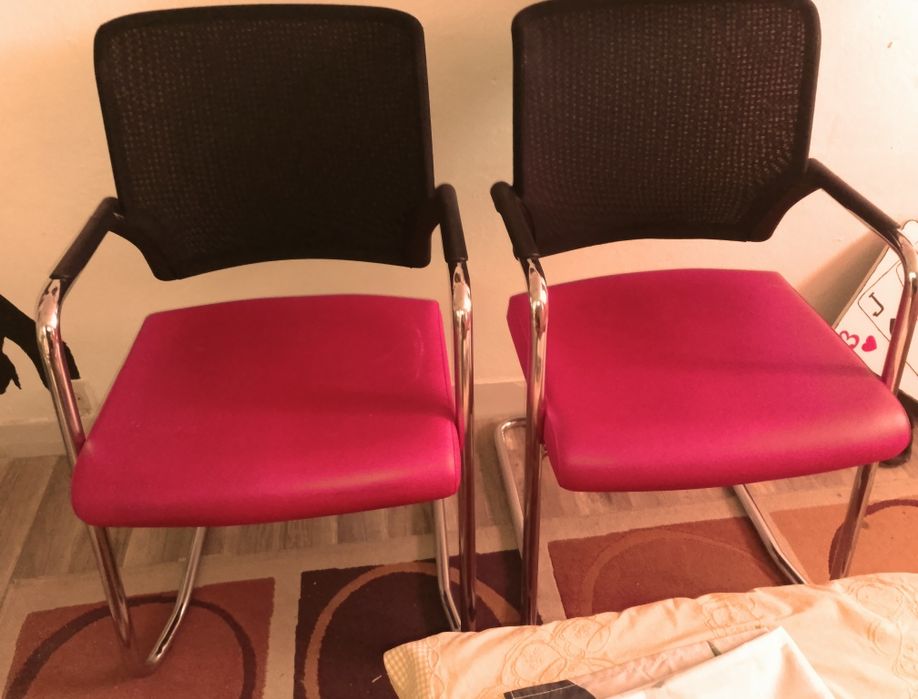 Mesa redonda vidro com quatro cadeiras de escritório