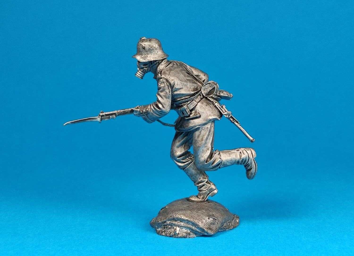 «Немецкий пехотинец идет на штурм, 1915 год» оловянная миниатюра