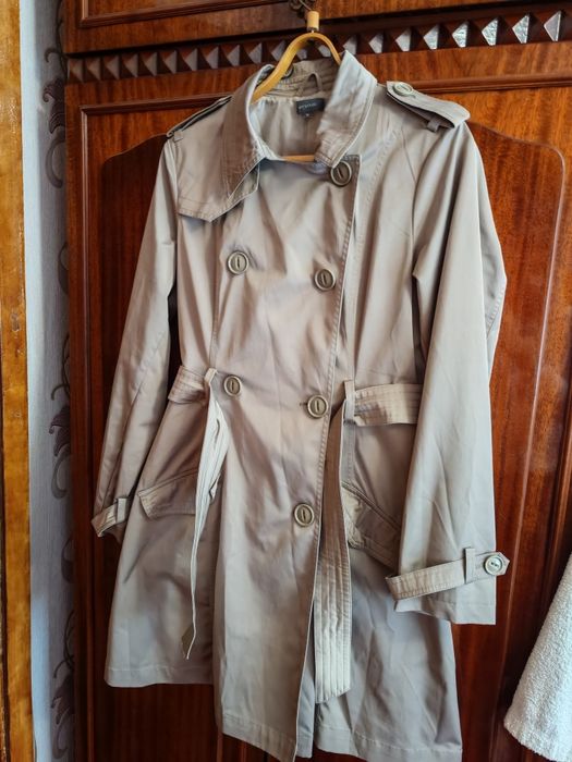 Стильний тренч у прохолодну погоду