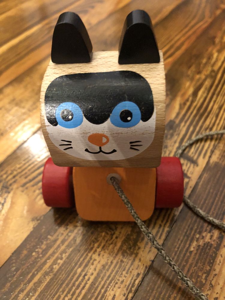 Деревʼяна іграшка каталка, котик на мотузці