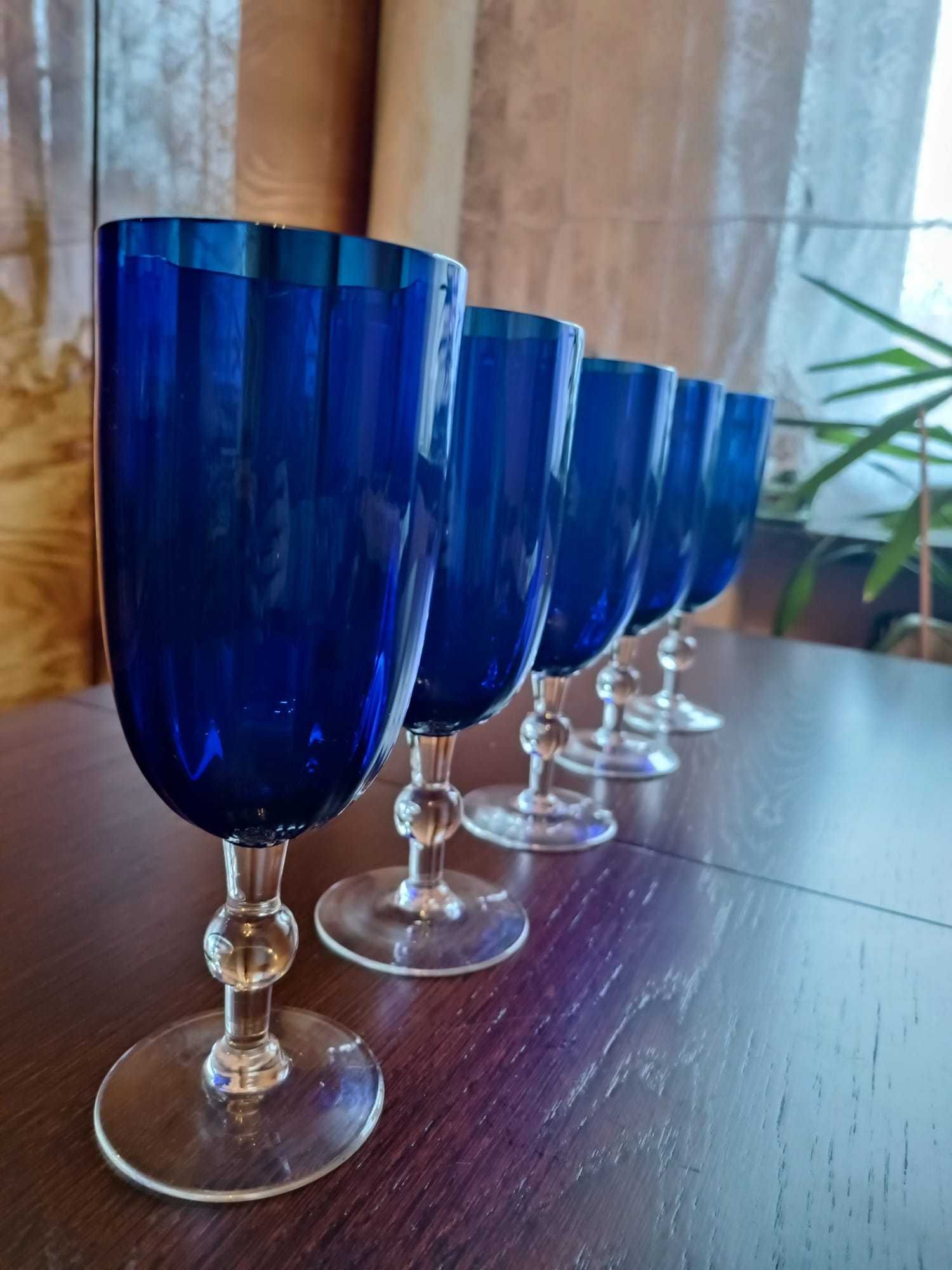 5 szklanych kieliszków do wina
