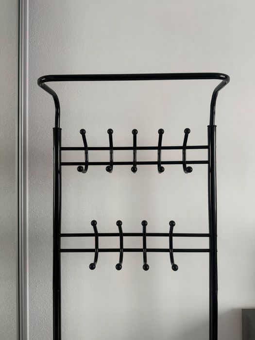 Wieszak na kurtki z półkami na buty