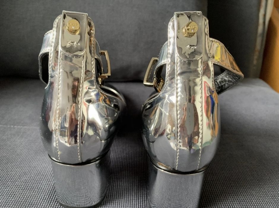 Sapatos prateados da Max&Co