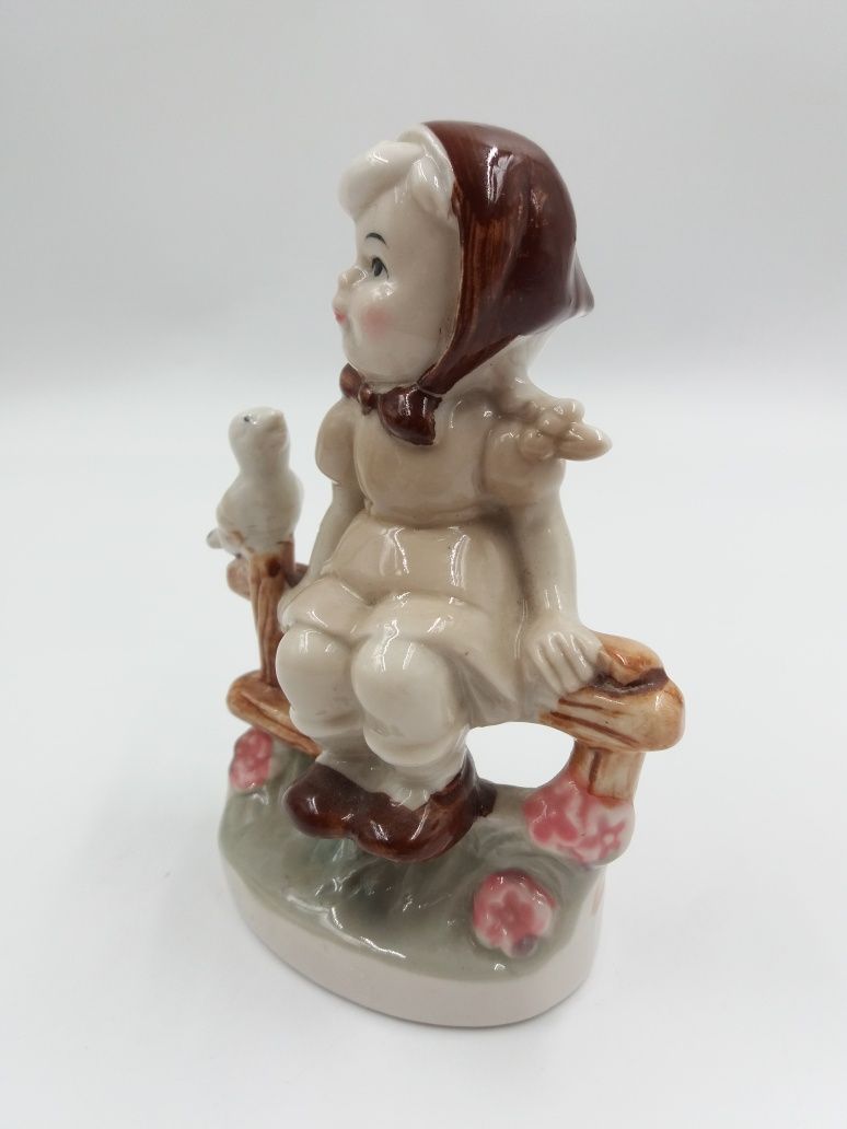 Śliczna porcelanowa figurka dziewczynka na ławce