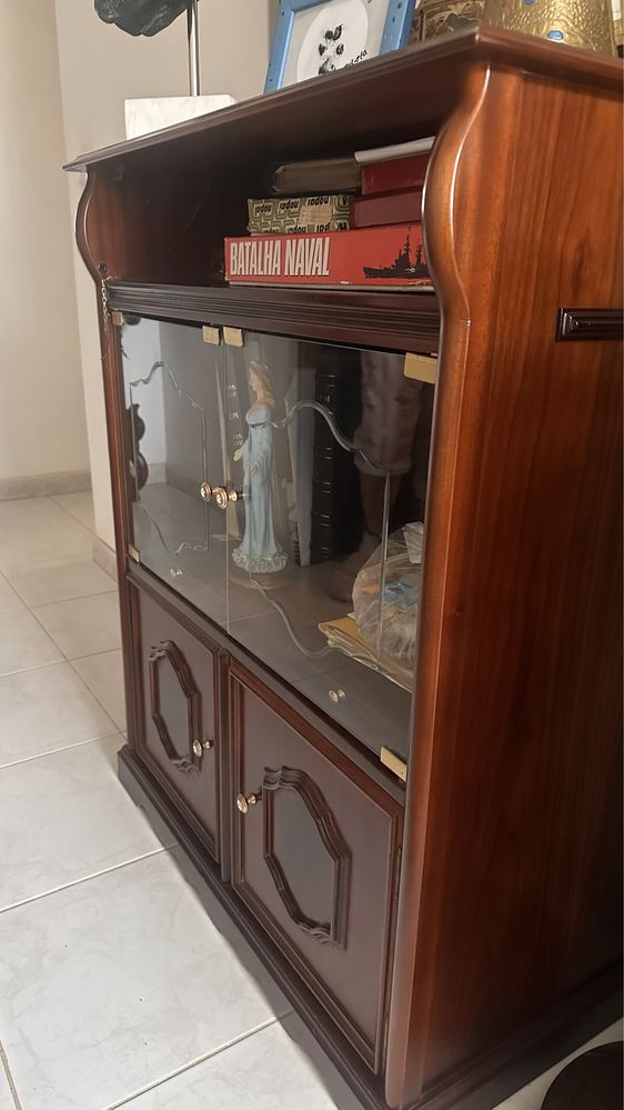 Móvel de madeira, estilo clássico.