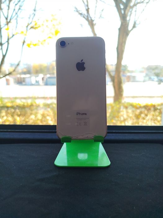 iPhone 8 64 GB   .