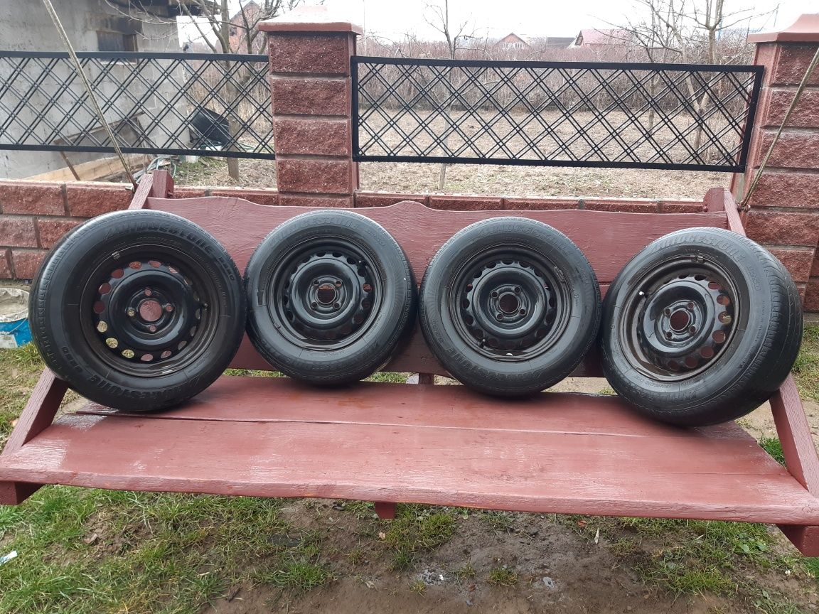 Шини Bridgestone B250 175/70 R13 82H із стальними оригінальними дискам