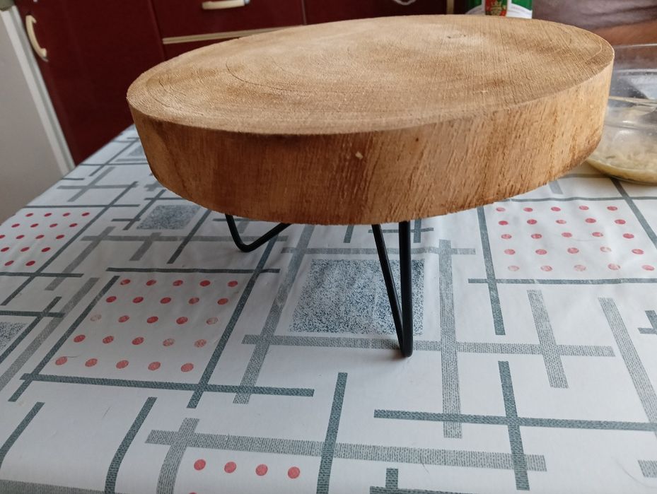 Podstawka drewniana na 3 nogach