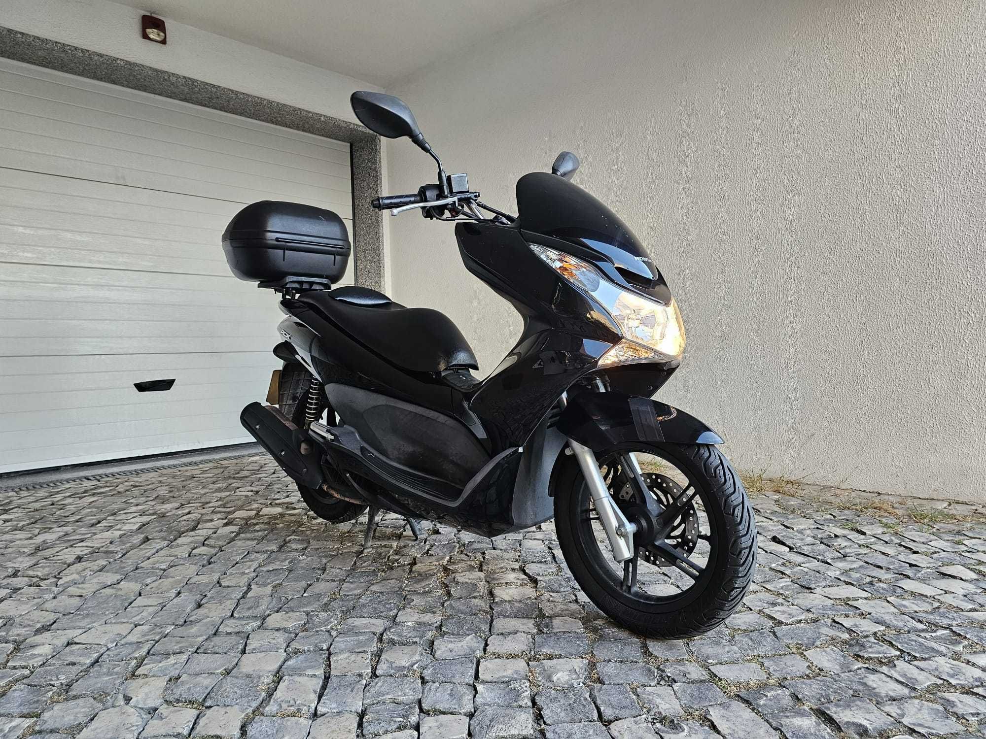 Honda PCX 125 com livro de revisões