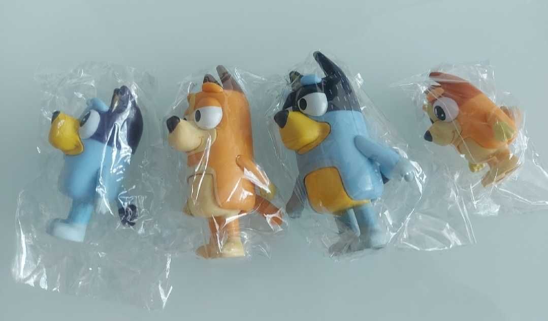 Nowe 4 figurki z bajki Bluey i Bingo Mama Tata Bluey Chilli Bangi Band