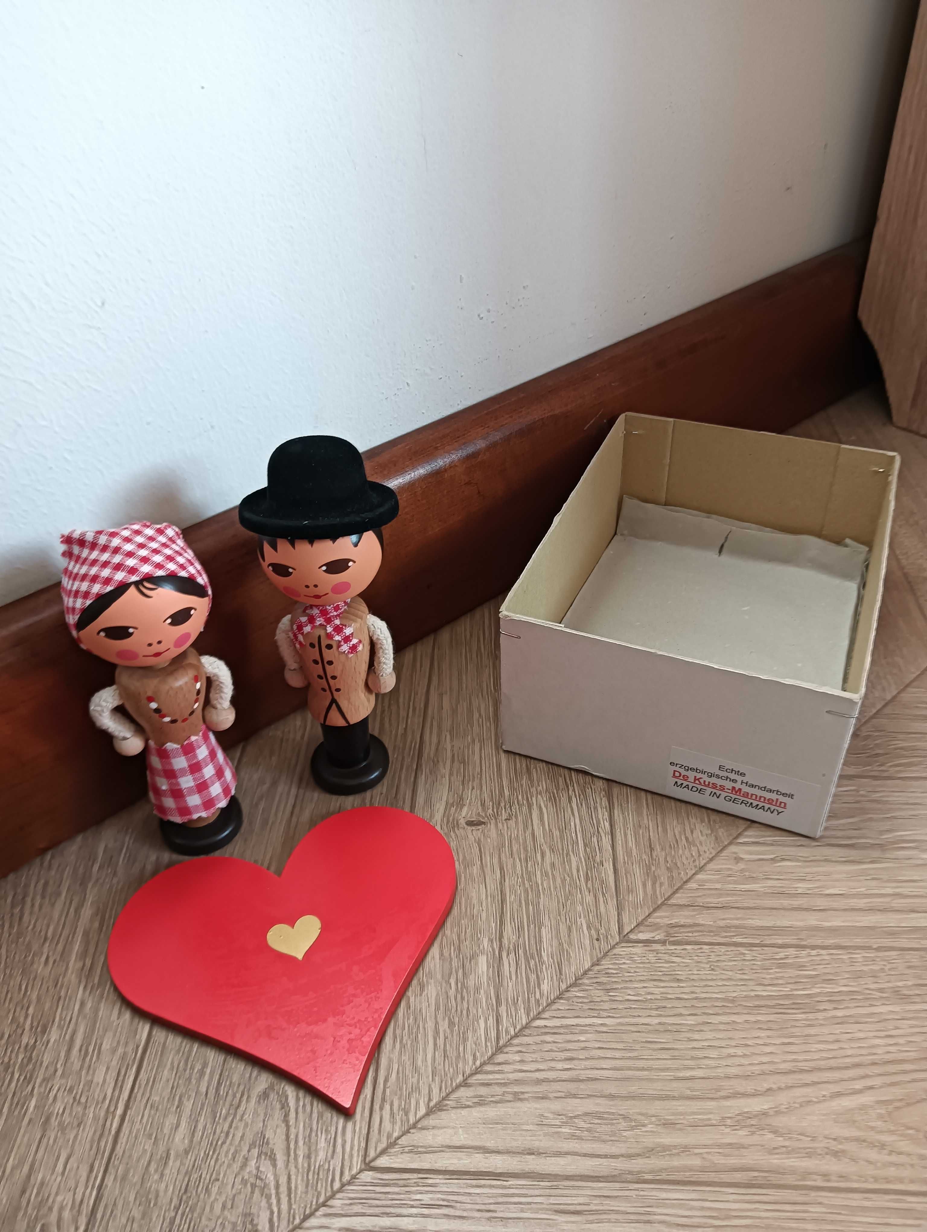 Figurki z ruchoma głowa zakochana para