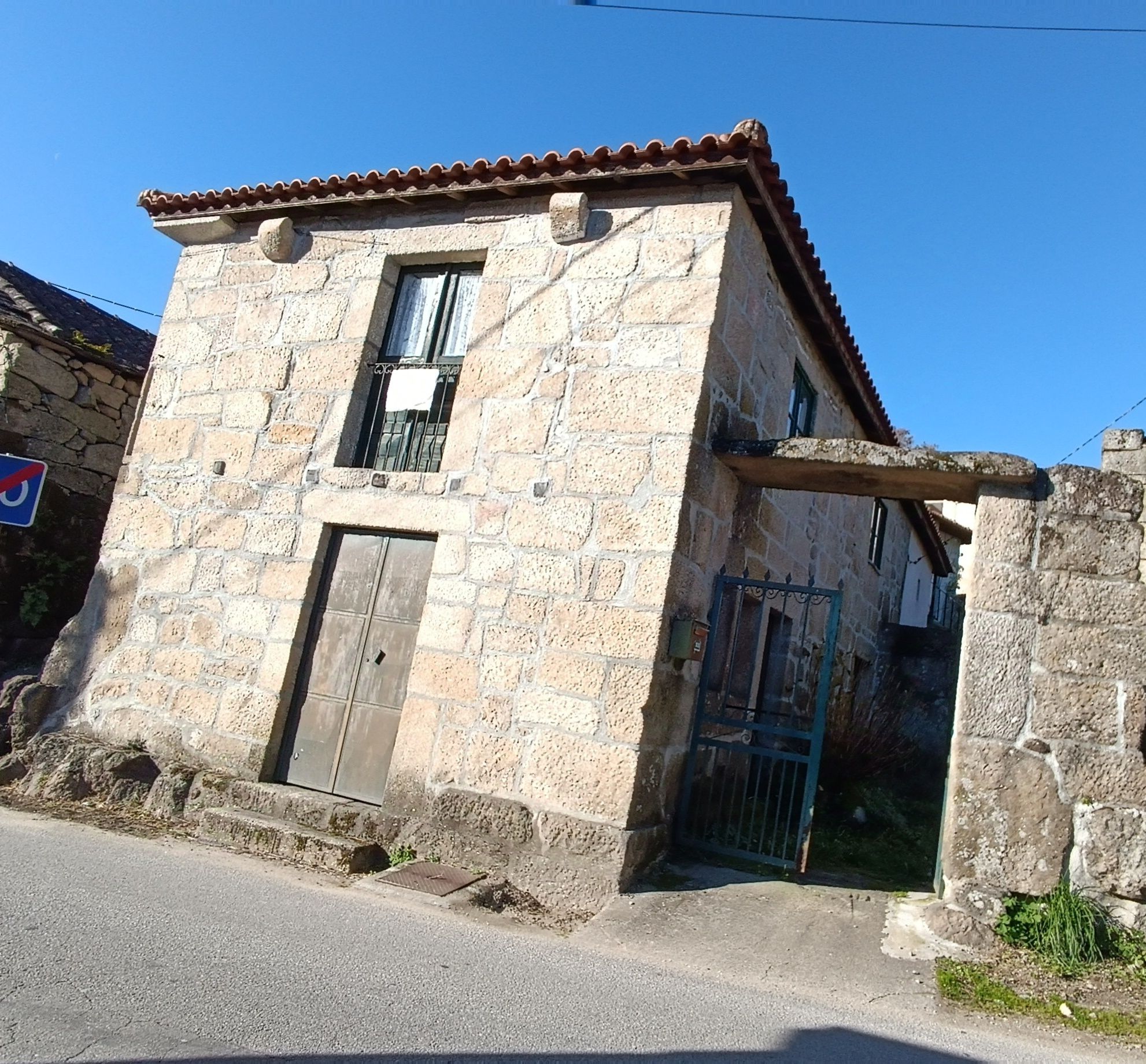 Moradia em Pedra. Vilar de Ferreiros. Mondim de Basto