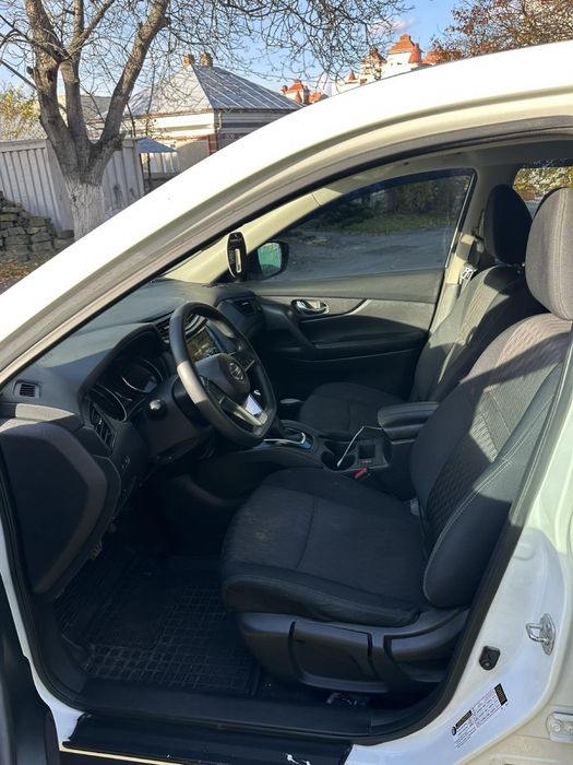 Nisan roge в хорошому стані конфетка а не машина.