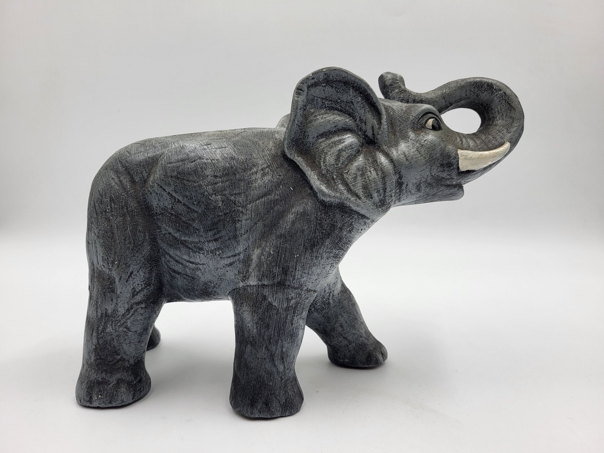 Figurka słonia wykonana z ceramiki