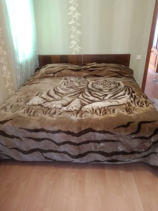 Продам двоспальне ліжко в хорошому стані