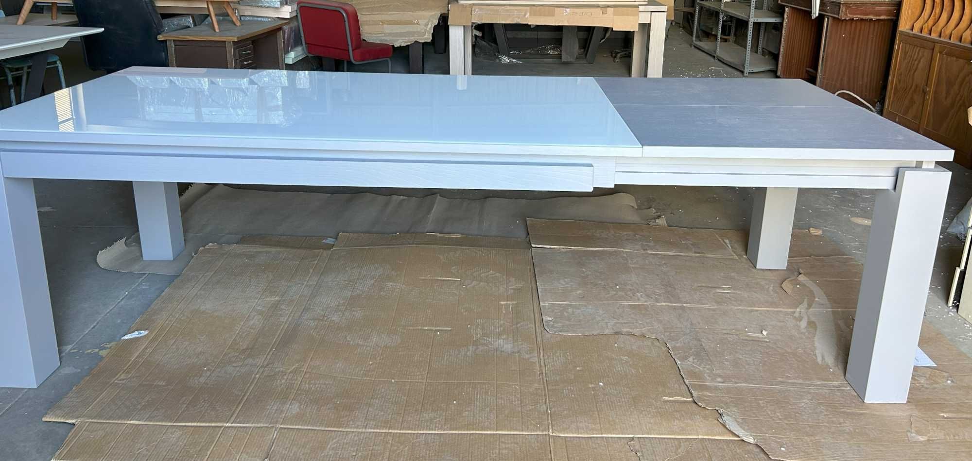 Mesa Jantar branca com tampo de vidro