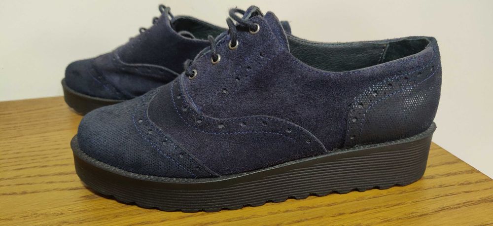 Sapatos azuis em pele camurça