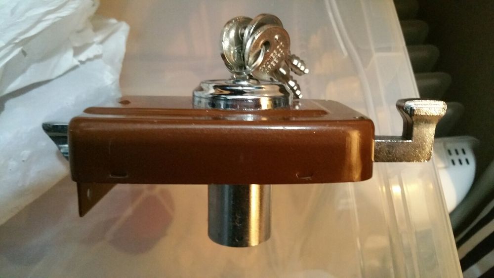 Fechadura para porta de arrumos ou outra