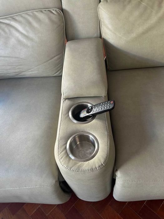 Sofá de 2 lugares Bege – Eléctrico com USB