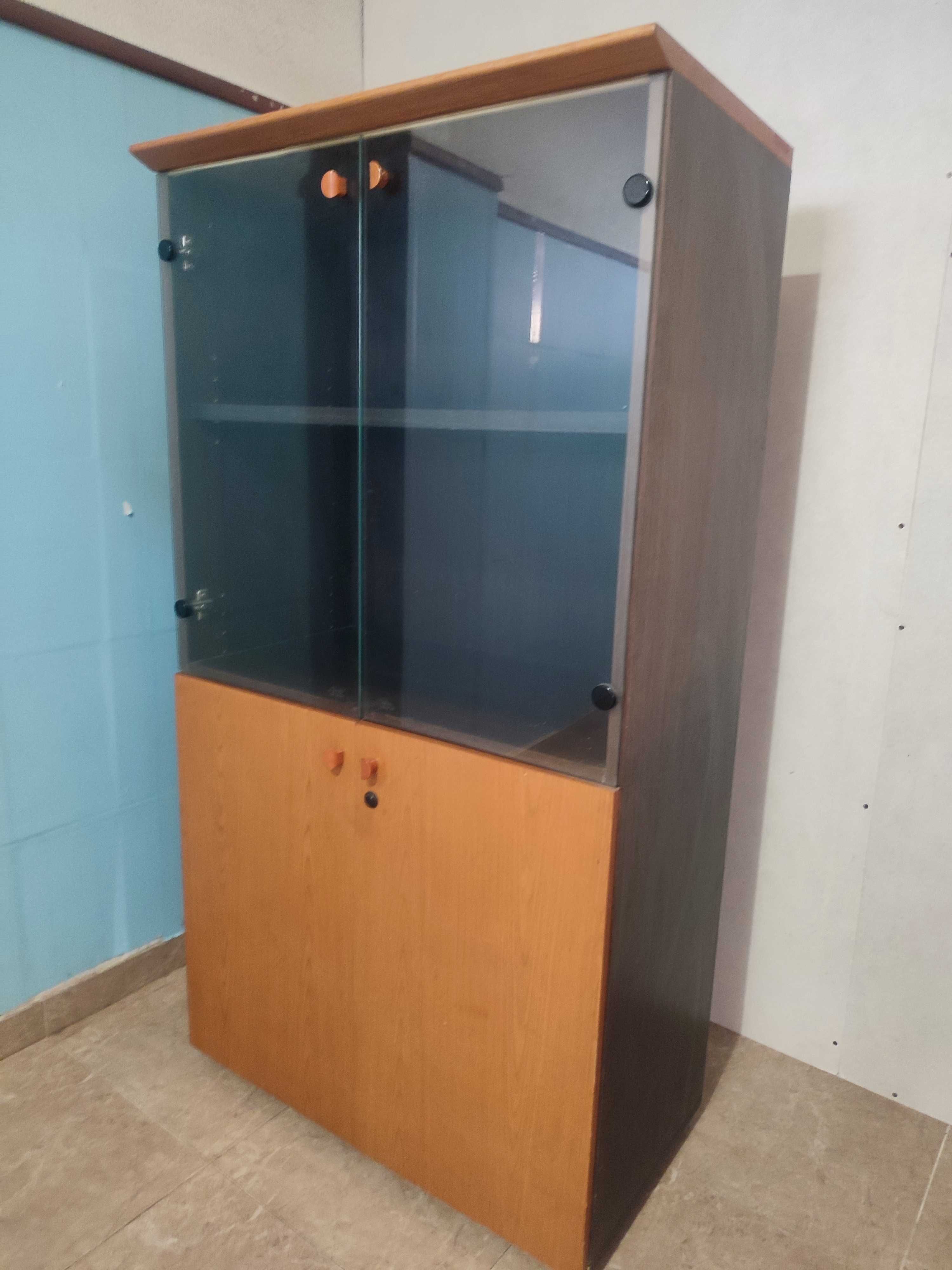 Móvel c/vitrine em bom estado