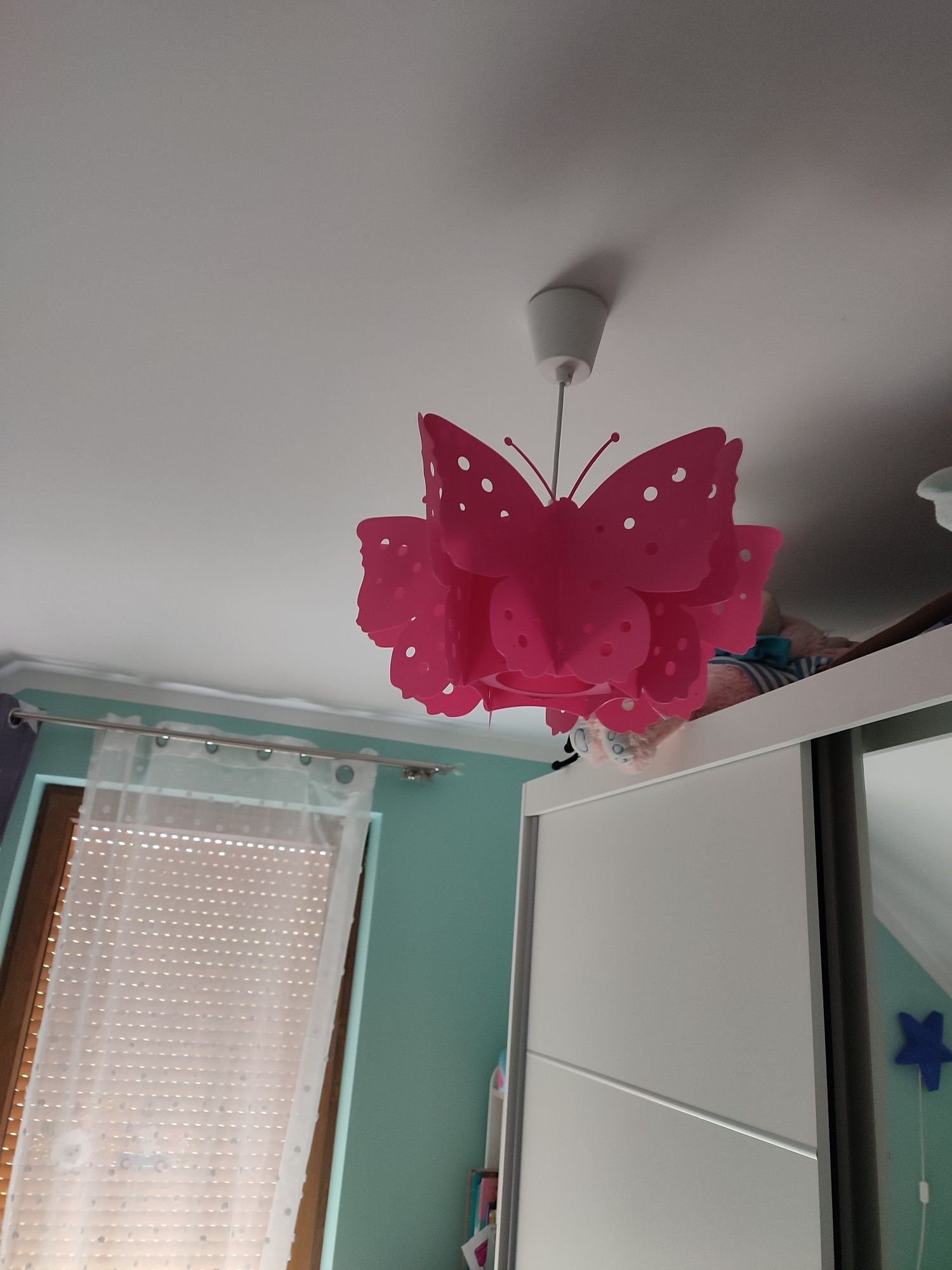 Sprzedam lampę sufitową różową motyl