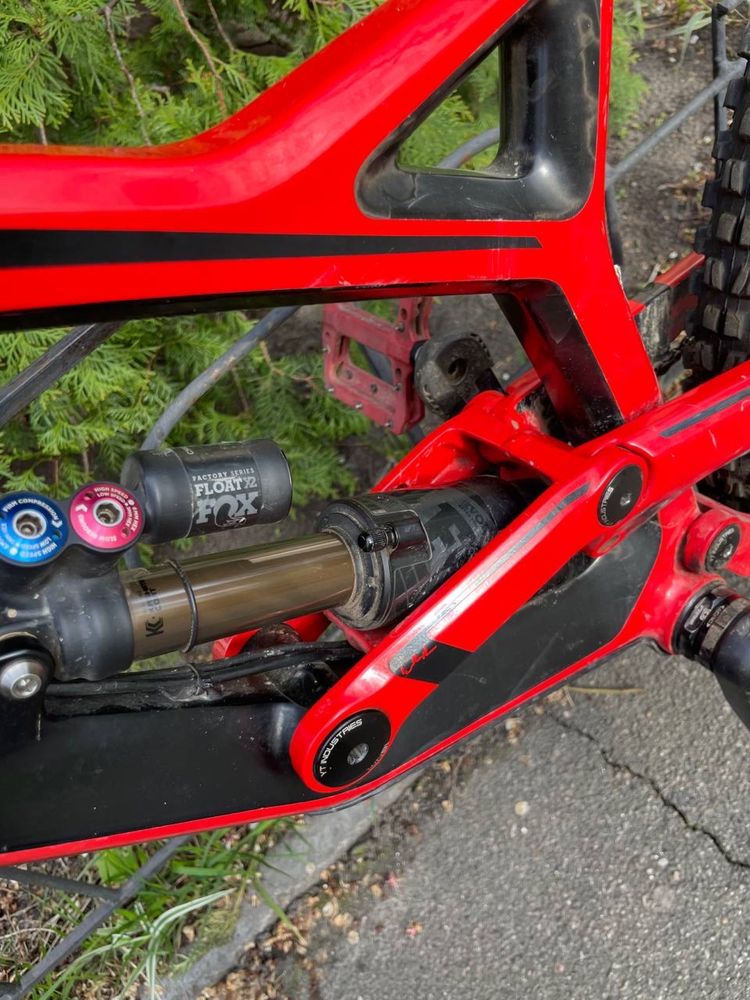 Yt industries cf pro 2017 carbon L   3000$