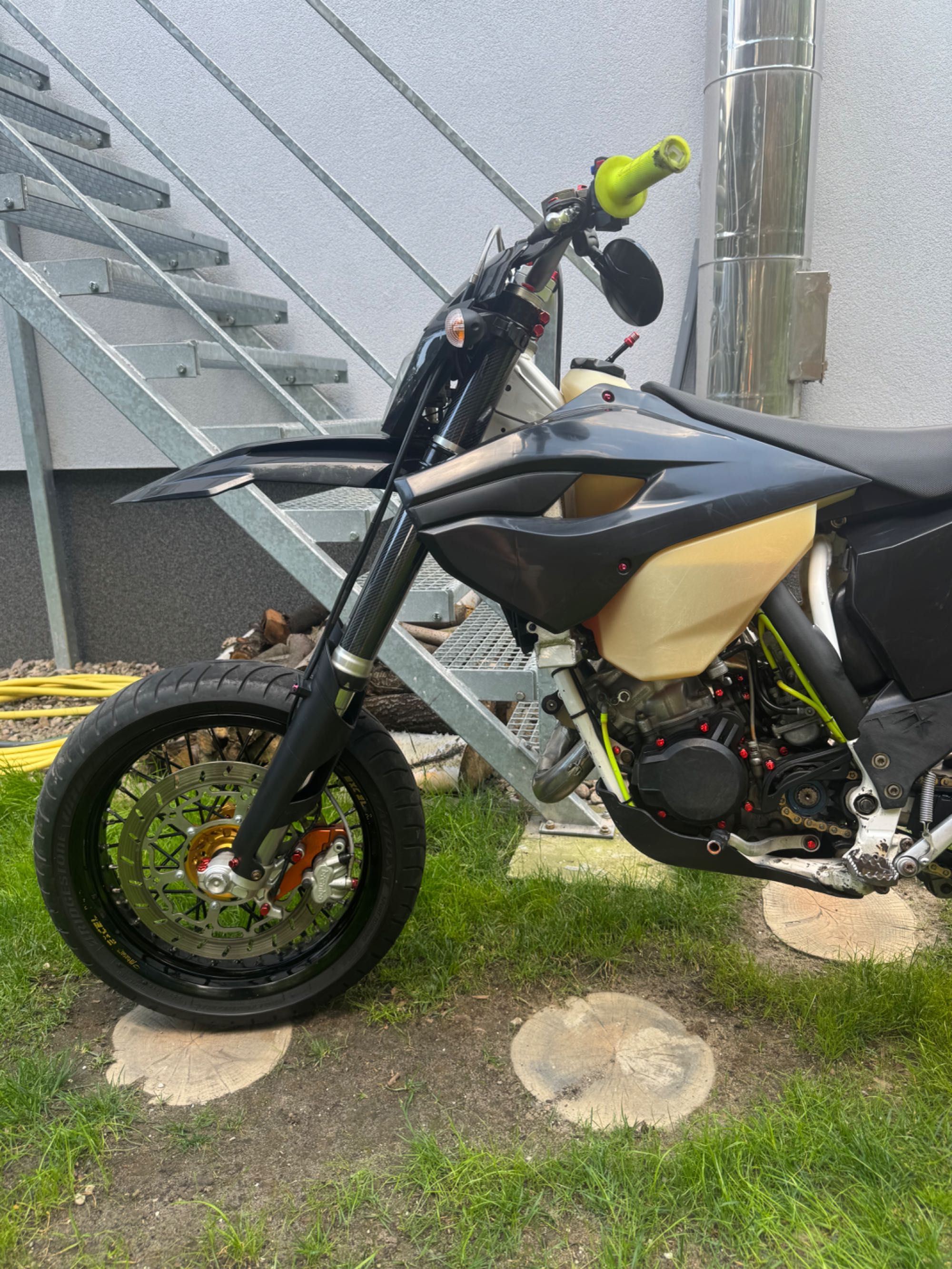 Husqvarna te 125 ( zarejestrowana na a1, można jeździć na prawko B)