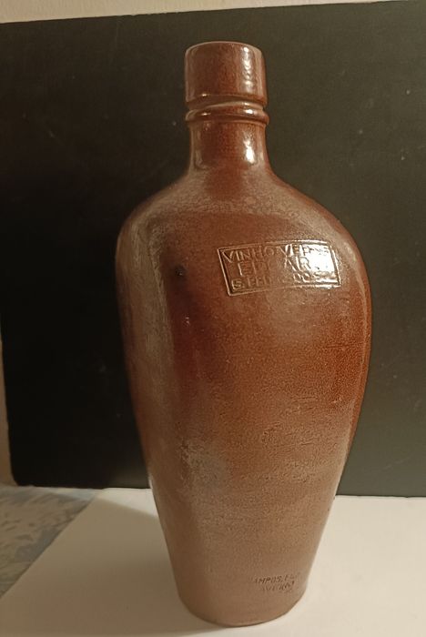 Garrafa antiga em grés