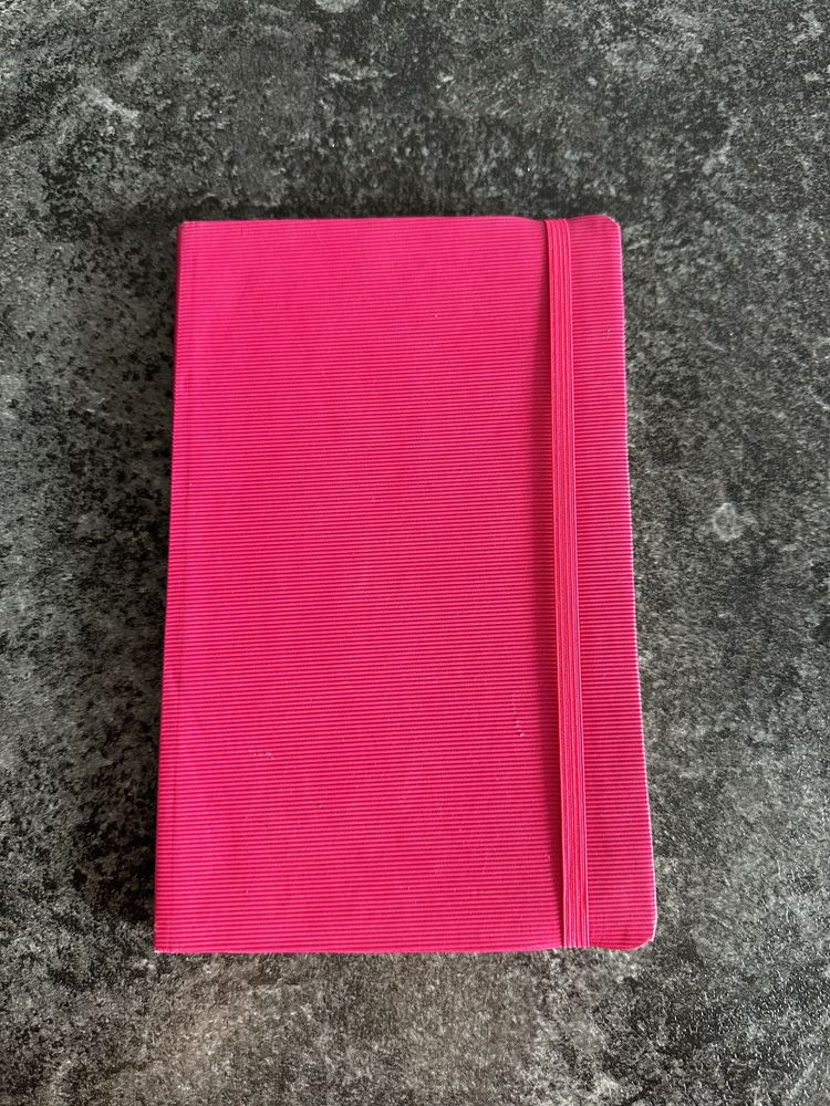 Яскраво рожевий блокнот