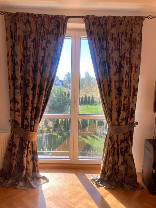 Komplet 2 zasłon + 2 poduszki + 2 karnisze