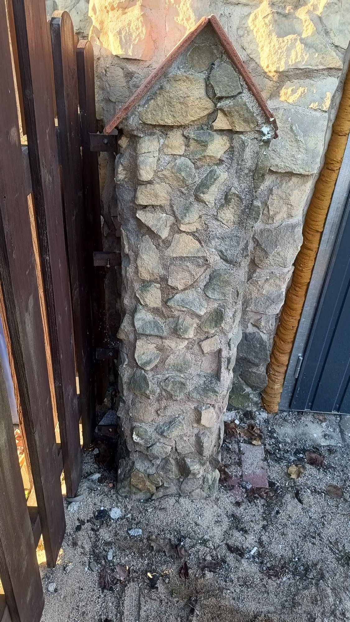 Oddam słupek obłożony piaskowcem
