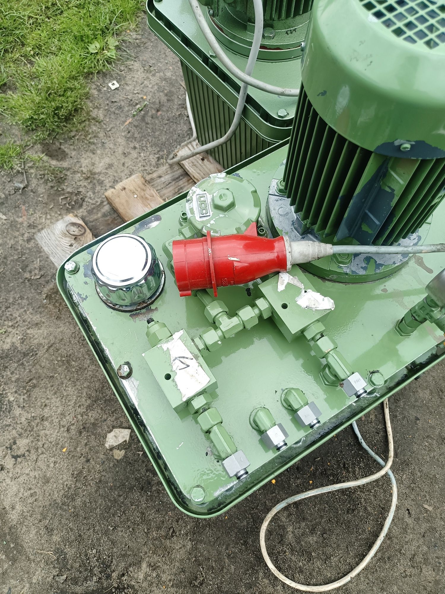Agregat hydrauliczny .)