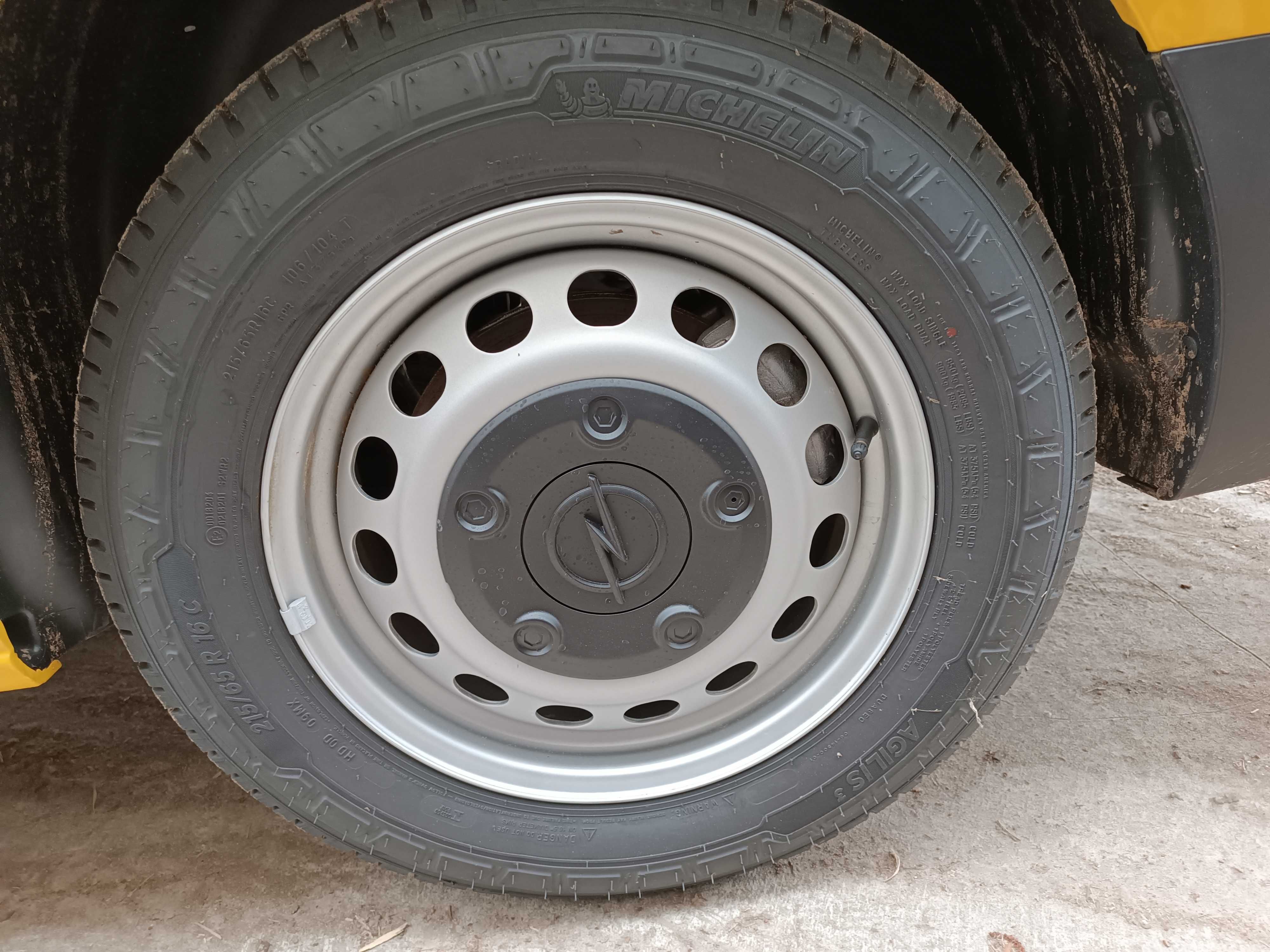 NOWE Opony letnie wzmacniane do busa Michelin Agilis 3 215/65 R16C