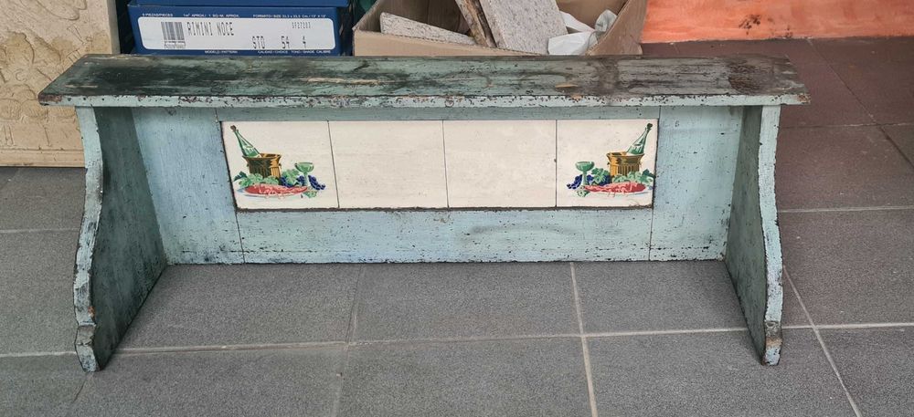 Zabytkowa szafka kuchenna z ozdobnymi płytkami vintage do renowacji