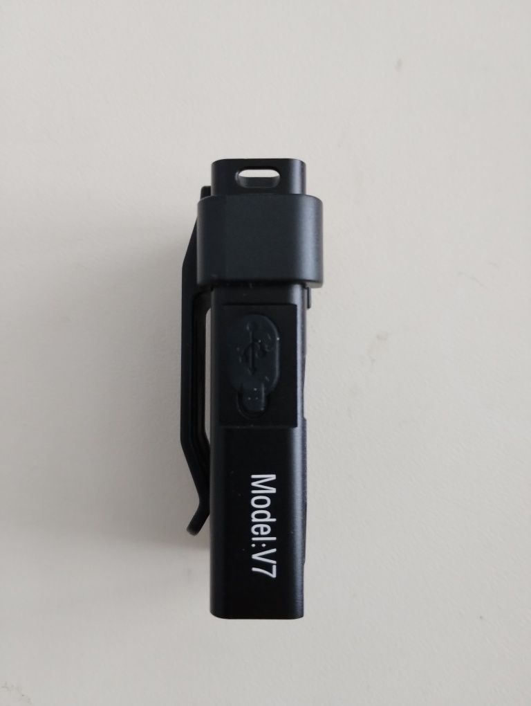Boruit V7 EDC Наключний ліхтар-брелок чорного кольору.