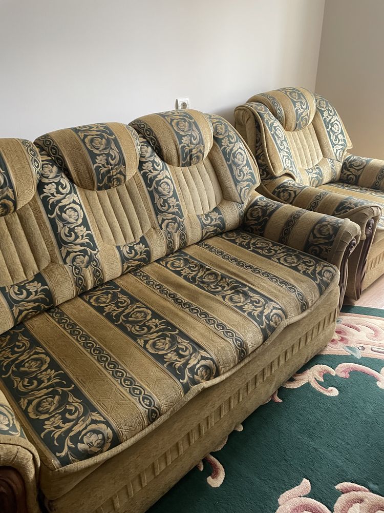 Розкладний диван з двома кріслами