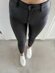 Czarne woskowane spodnie rurki skinny Stradivarius 36 wysoki stan