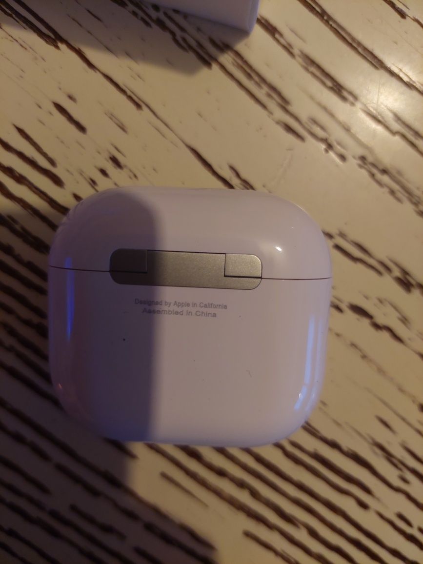 AirPods 4ª geração.