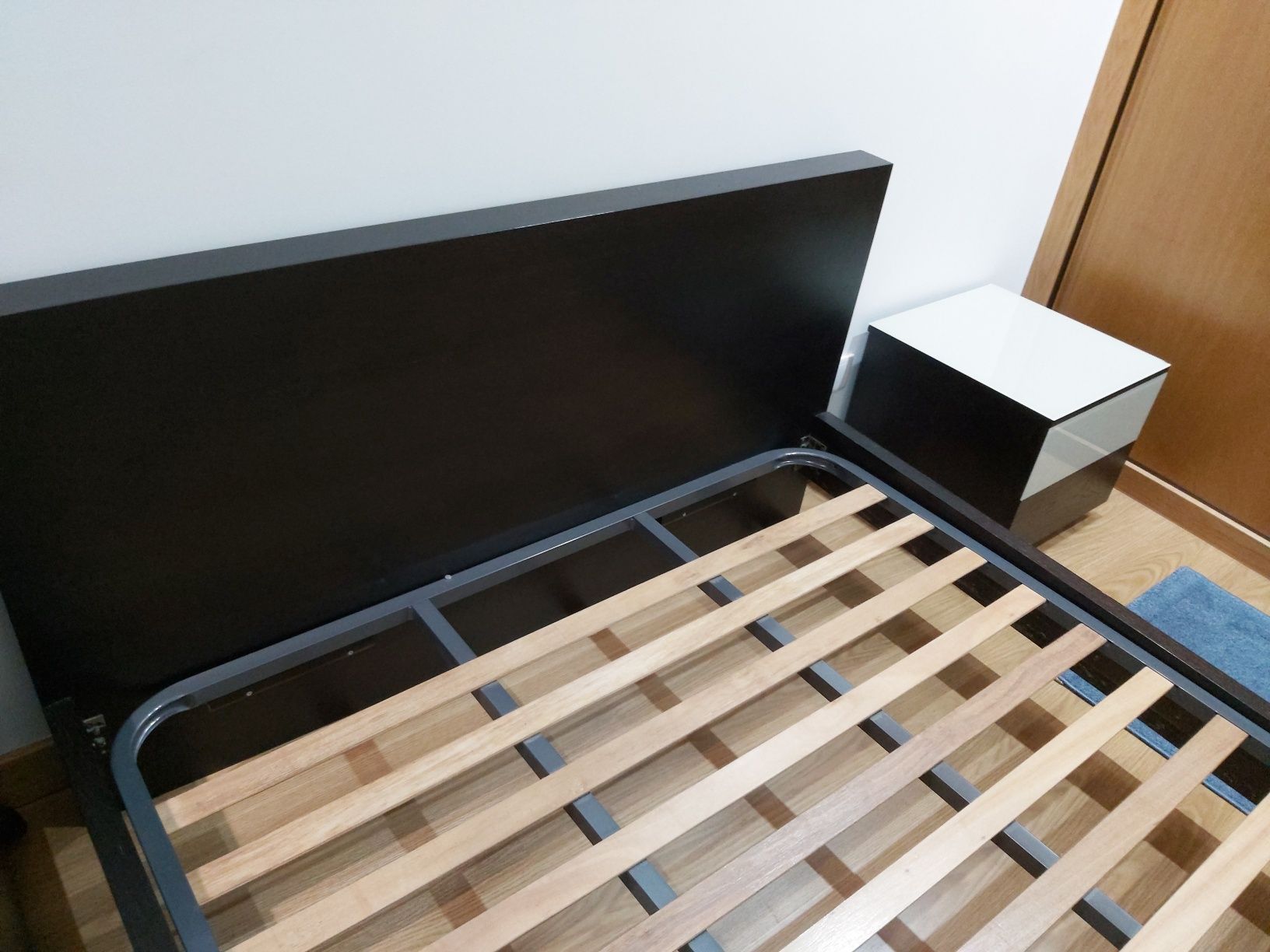 Cama de casal com estrado e mesa de cabeceira