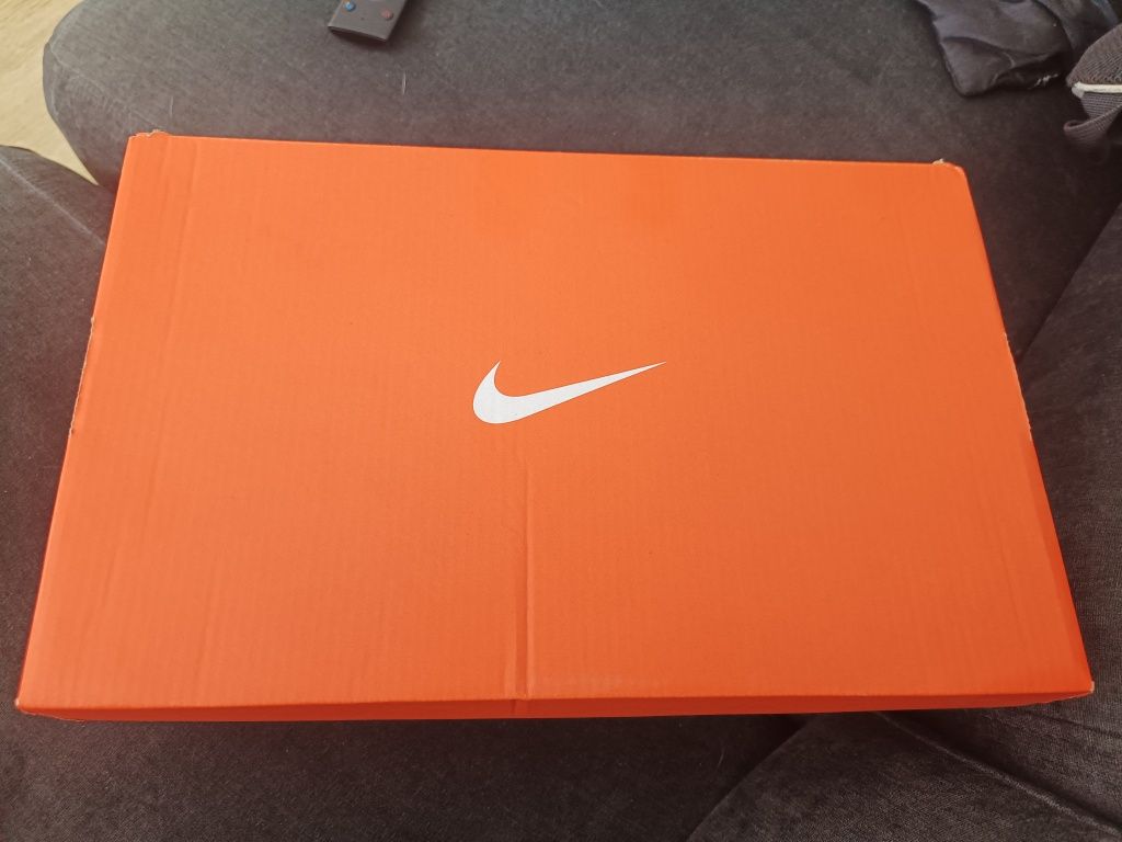 Bota de futebol Nike na caixa nova e com fatura