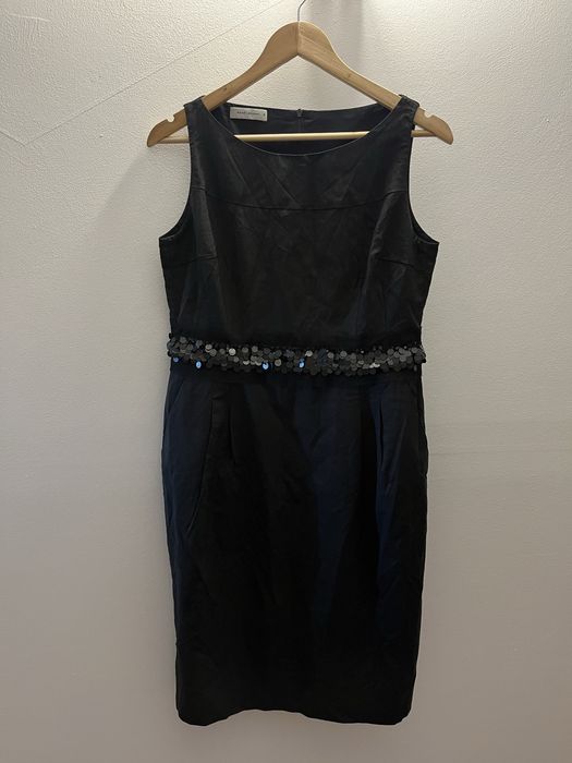 Czarna, elegancka sukienka z koronką i cekinami